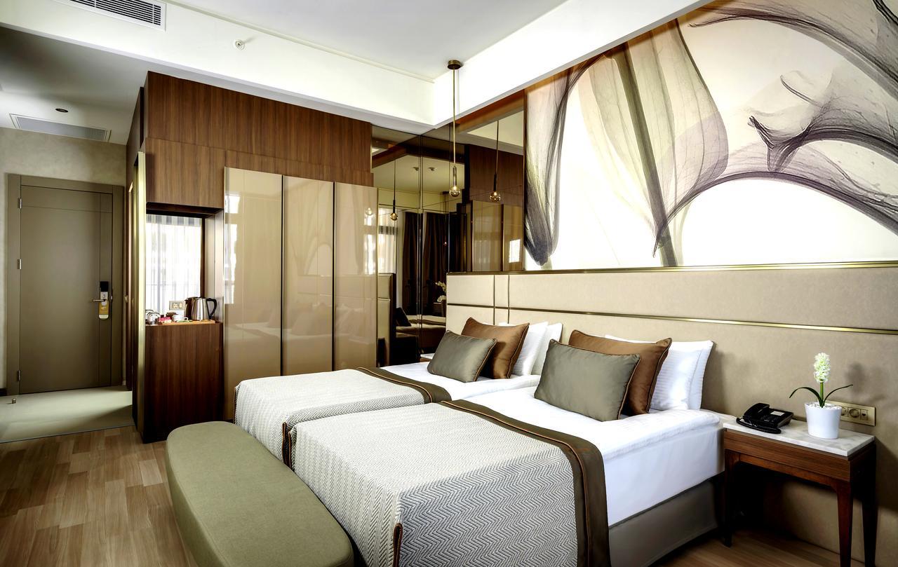 Deluxe Swim-Up Room