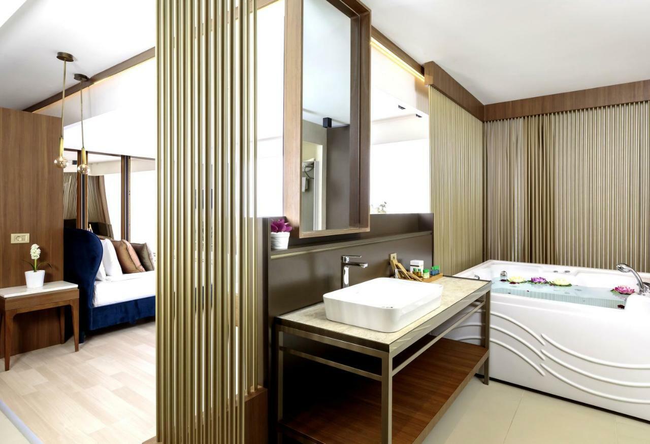 Deluxe Suite with Sea View